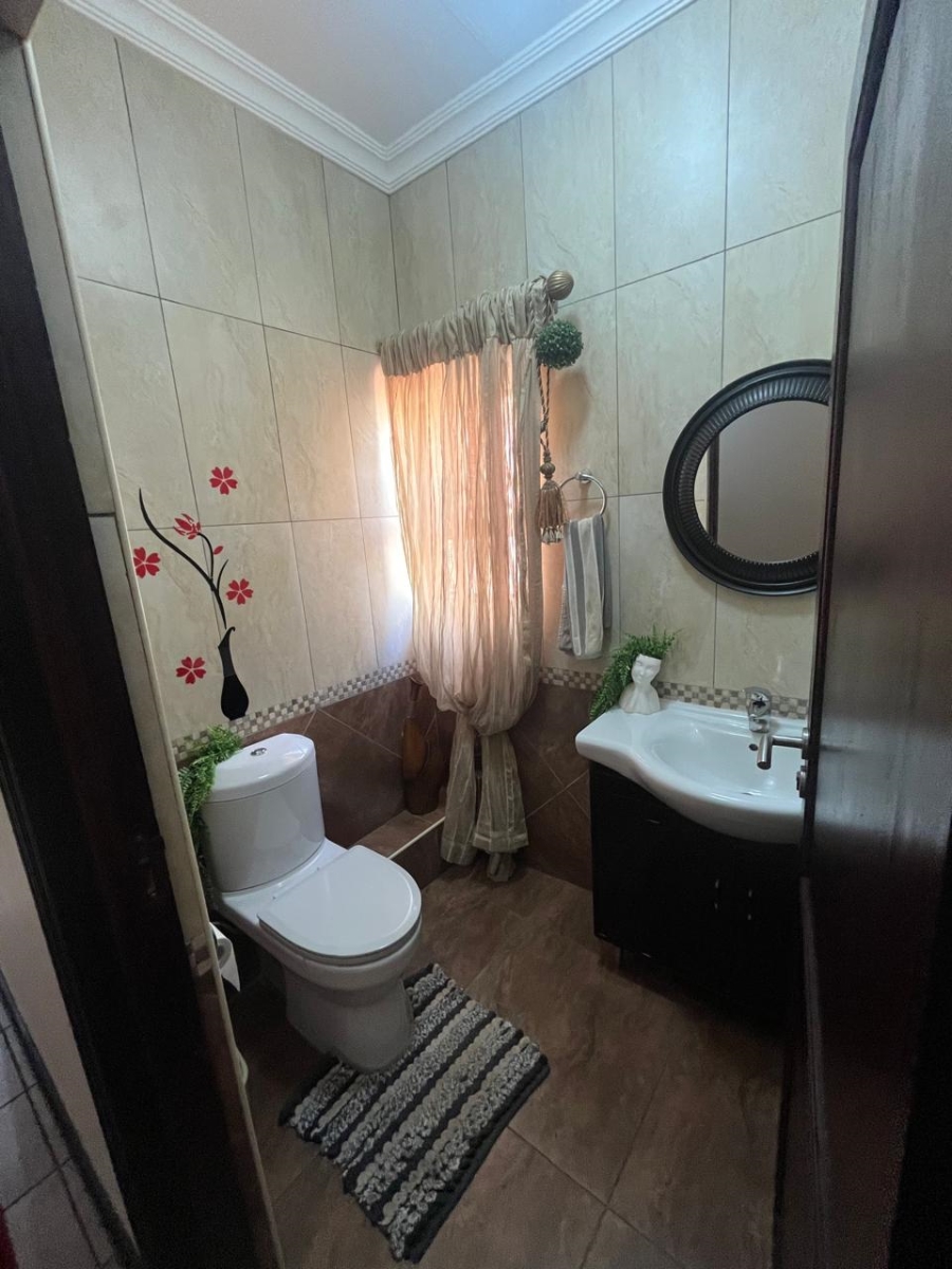 5 Bedroom Property for Sale in Christiana North West